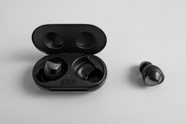 thesparkshop.in:product/wireless-earbuds-bluetooth-5-0-8d-stereo-sound-hi-fi